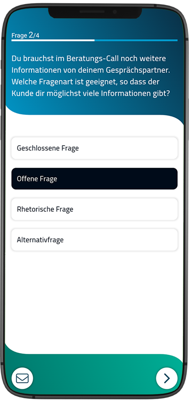 Fragentyp: Single Choice (bekannt und beliebt als Testformat) Die Lernenden wählen aus 4 Antwortoptionen die richtige aus.  um Wissen effizient und objektiv zu bewerten. Außerdem ist sie leicht zugänglich, schnell in der Ausführung sowie klar und verständlich, da es nur eine richtige Antwort gibt.